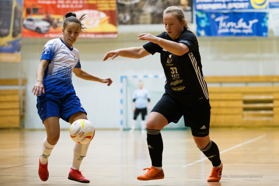 Mecz ekstraligi futsalu kobiet: Tarnovia - AZS Uniwersytet Jagielloński (z prawej Gabriela Krawczyk)